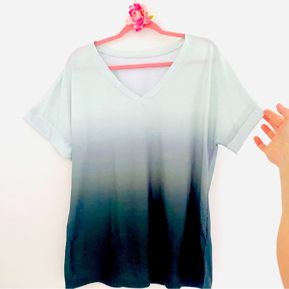 Tops - 💕Ombre Green Short Sleeves V-Neck Top SZ L